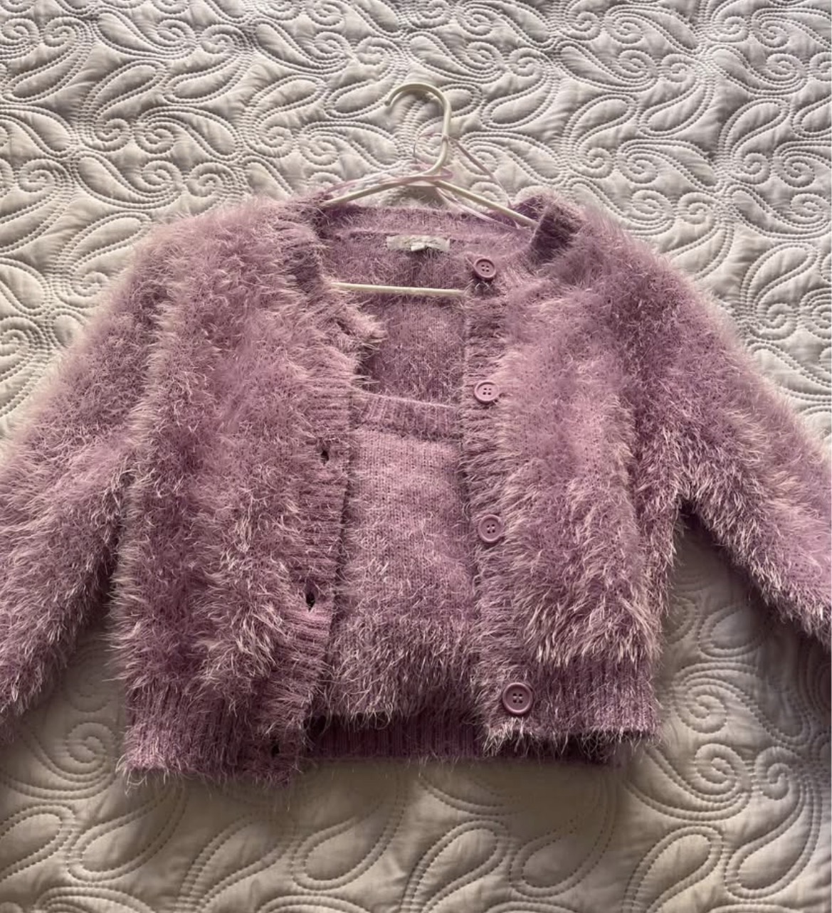 Conjunto de sweater y blusa lila 