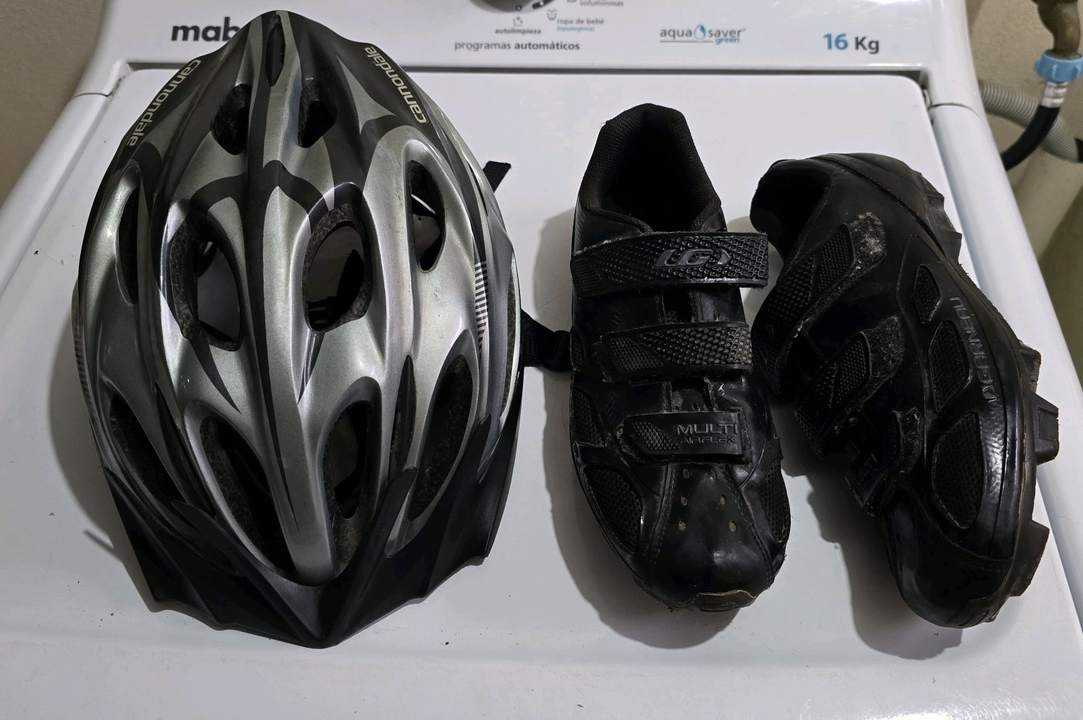 Bicicleta Cannondale, casco, zapatos 40 y 2 pares de pedales adicionales 